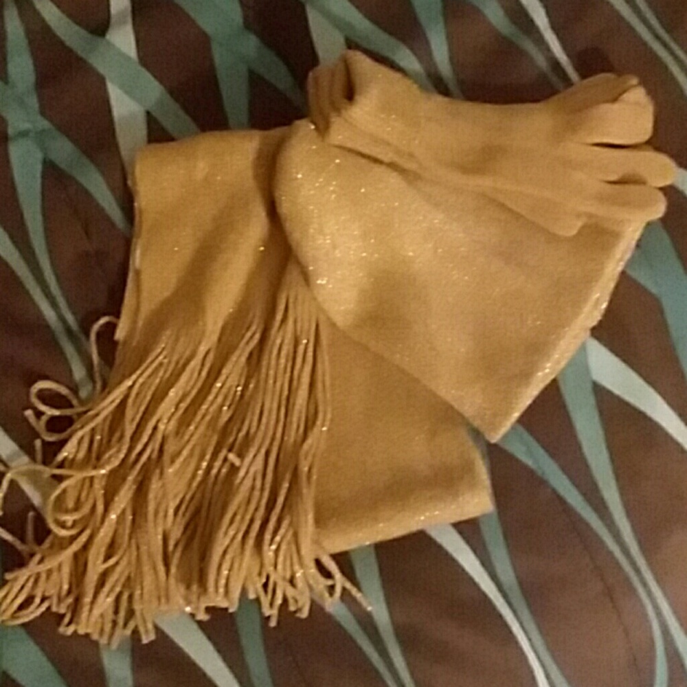 Scarf, gloves and hat set